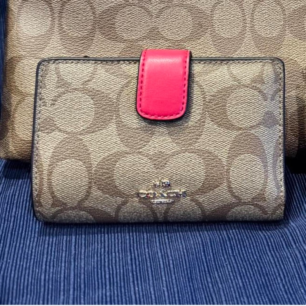 COACH NWOT - Medium Corner Zip Wallet In Signature Canvas and pink